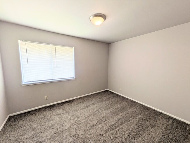 Building Photo - Southtrail Dr 501/503