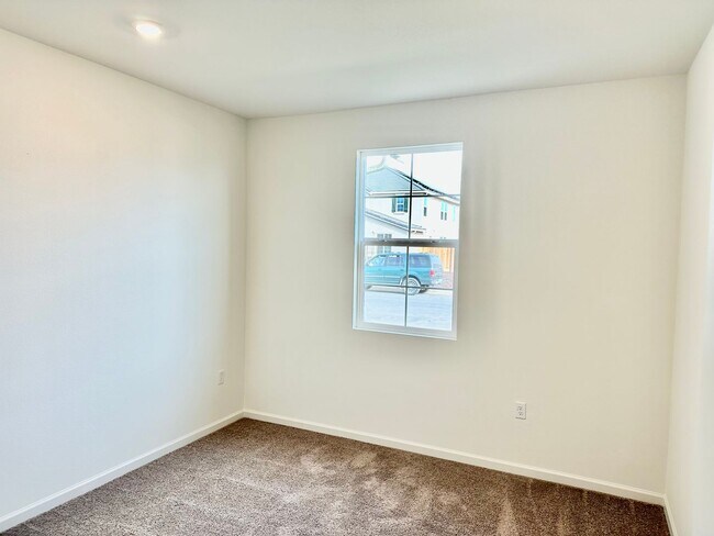 Building Photo - Lovely 4/2 Near Clovis East