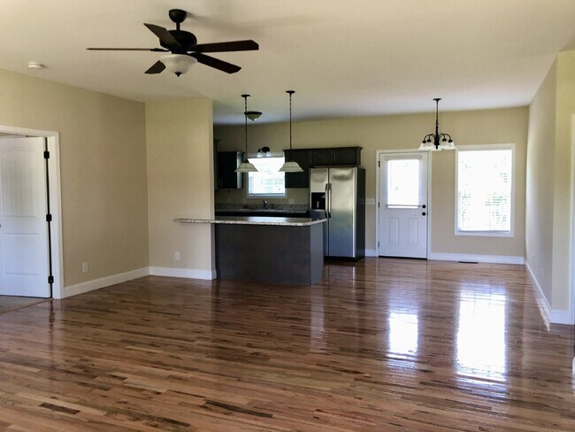 Building Photo - " 3-Bed  2 bath Oasis with Granite Elegance & Gleaming Hardwood in Cookeville!"