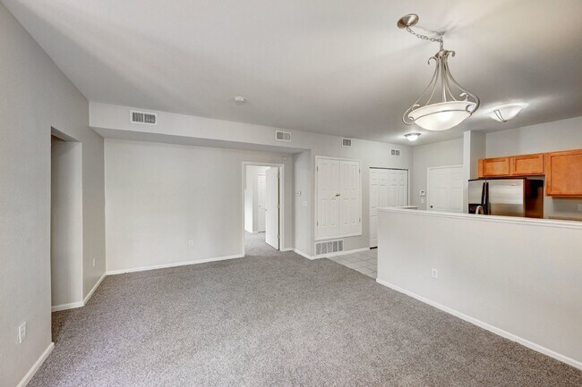 Building Photo - $1,950.00 - 2 Beds, 2 Bath, Condo in Auror...