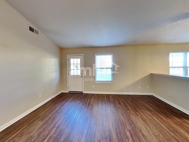 Building Photo - 634 Mable Dr