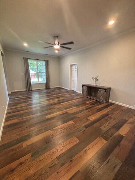 Building Photo - 318 S Woodland Heights Dr