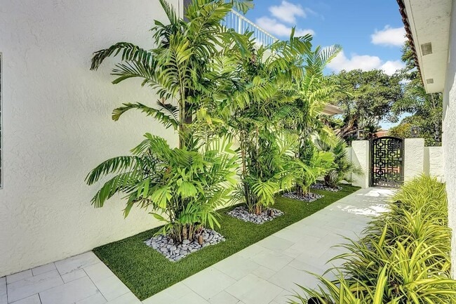 Building Photo - 3555 Commodore Cir