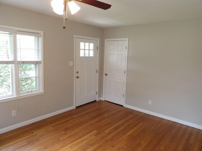 Building Photo - 286 Zandale Dr
