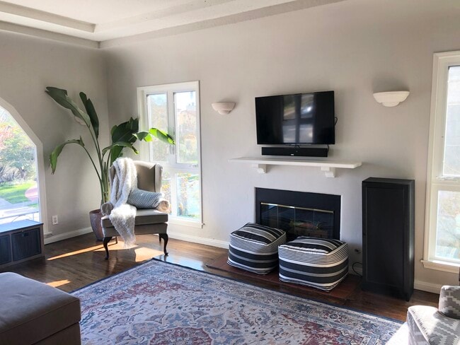 Building Photo - 1603 Stearns Dr