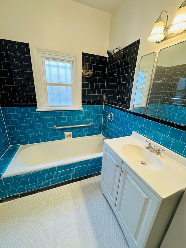 Building Photo - 902-360 N MANSFIELD AVE