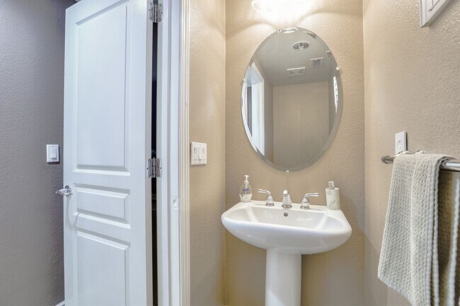 Building Photo - UPGRADED HOME WITH POPULAR FLOOR PLAN ELEG...