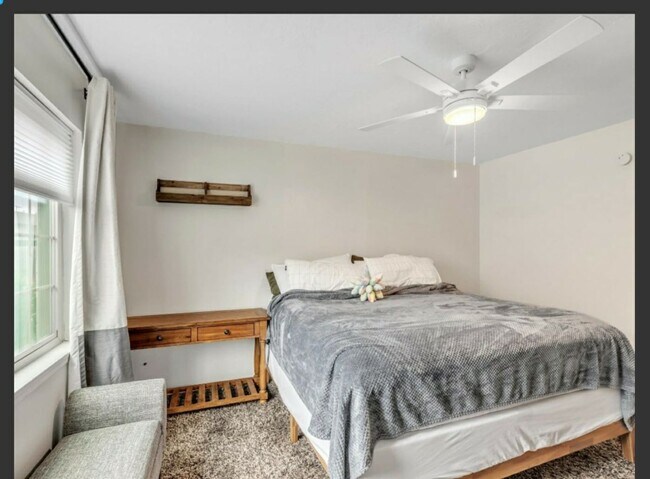 Building Photo - 2 bed 2 bath downstairs condo unit with co...