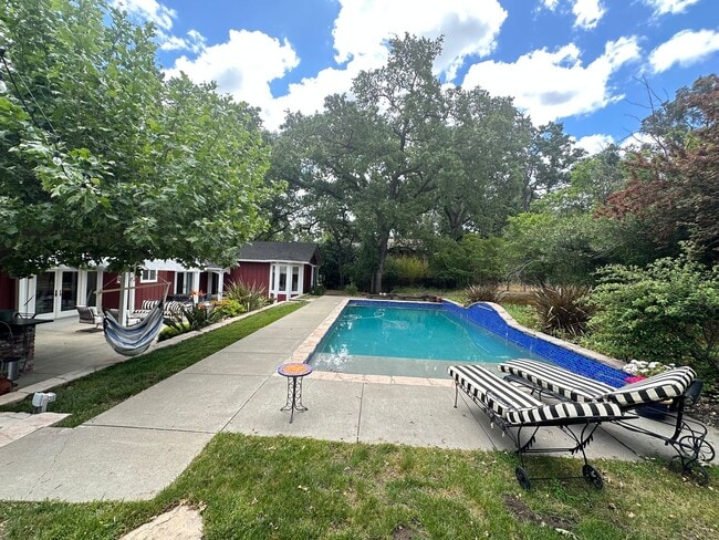 Building Photo - 4 Bed 4.5 Bath, Beautiful Home With Pool A...