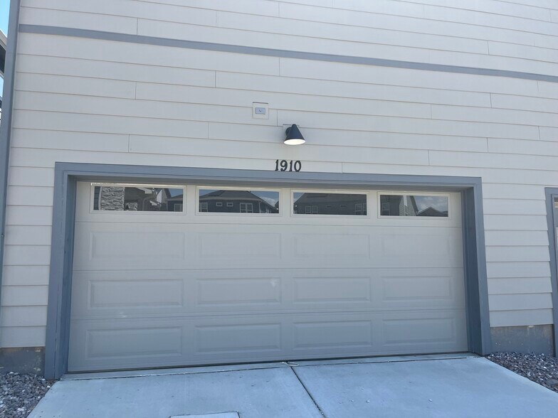 Building Photo - 1910 Rosen Dr