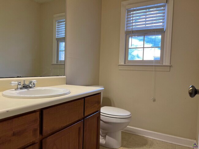 Building Photo - 115 Wedgewood Ct