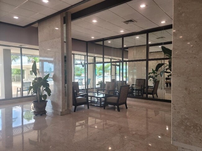 Building Photo - 300 Bayview Dr