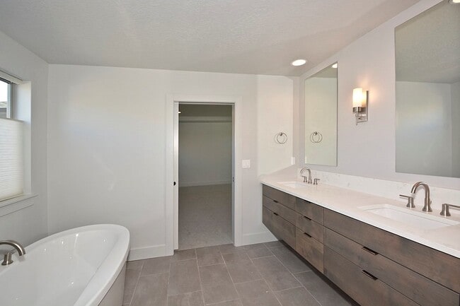 Building Photo - One of a Kind-3 Bedroom and 3 Bathroom Luxury Townhouse in Harris Ranch.