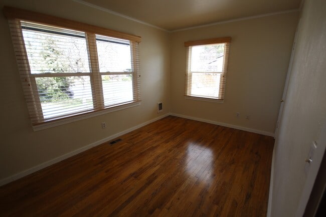 Building Photo - Midtown House Close to Everything, A/C, Ha...