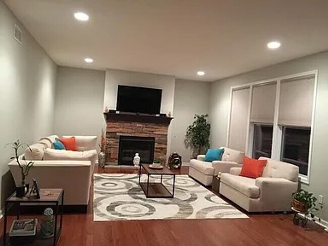 Building Photo - Executive Living at Its Finest — Okemos, MI