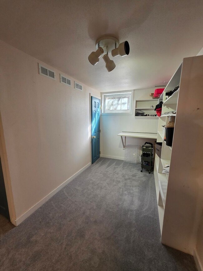 Building Photo - Charming Charleston Classic close to PSNS!