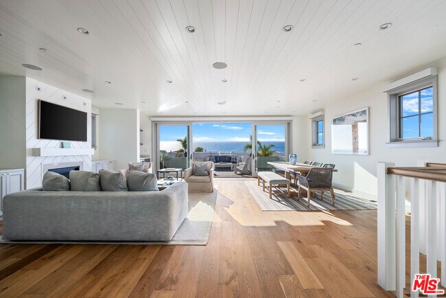 Building Photo - 703 Bayview Dr