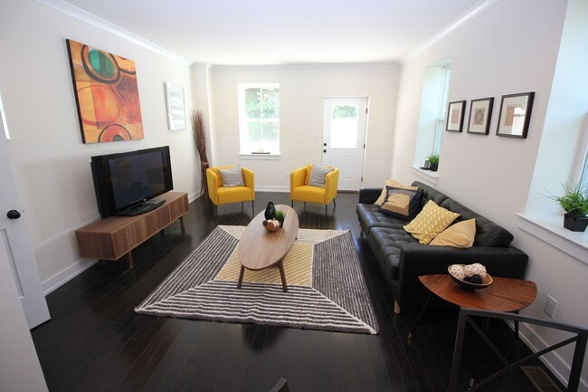 Building Photo - Lafayette Hill - 4 Bedroom 2.5 Bath Twin - HW - Granite - Great Location