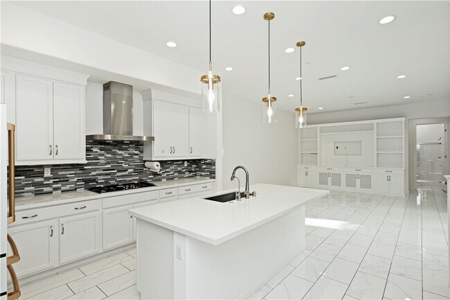 Building Photo - 148 Spectacle