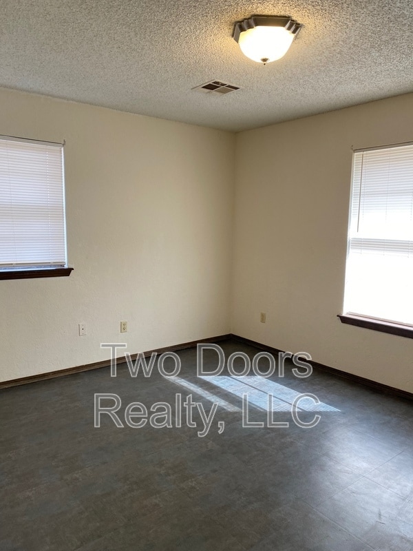 Building Photo - 3013 Gwendolyn Ln