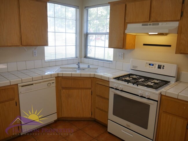 Building Photo - Open 3 Bed 2.5 Bath 1,959 Sq. Ft. Antelope Home