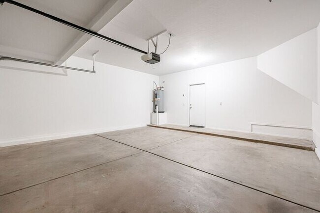 Building Photo - Beautiful 4 Bed 2000+ SFT property in Wind...