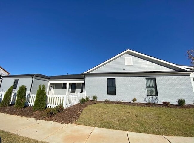 Building Photo - Clift Farm townhome with a fence and 3 car garage