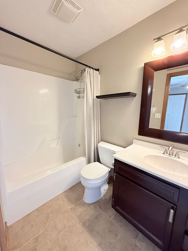 Building Photo - Beautiful Home in East Bloomington!