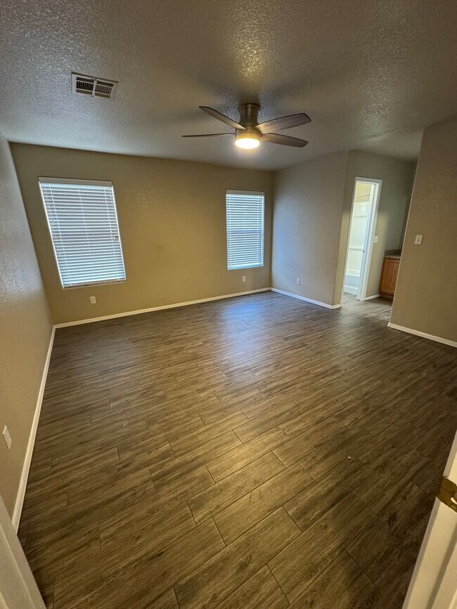 Building Photo - 5727 Pecan Ln