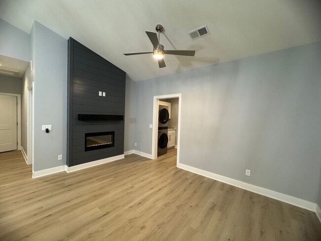 Building Photo - 2 Bedroom 2 bath Townhome in East Moline