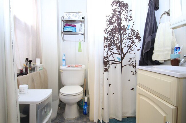 Building Photo - 2004 Chestnut St