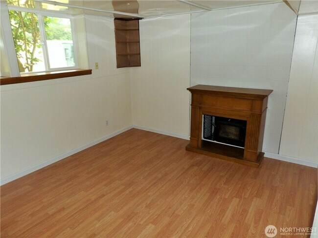 Building Photo - 5Bd/2Ba Bellevue Home