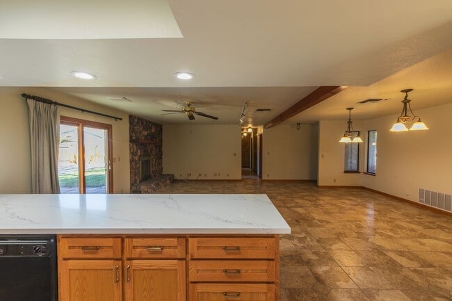 Building Photo - 3 bed, 2 bath home AVAILABLE NOW FOR RENT! $1,800/month.