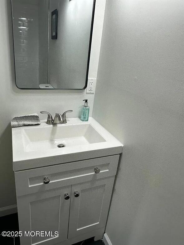 Building Photo - 28 Delavan Ct