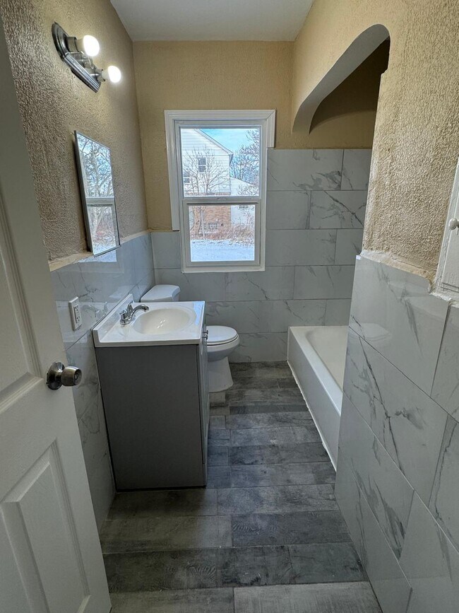 Building Photo - 9400 Lakepointe St