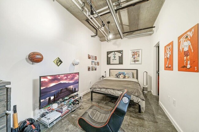 Building Photo - 640 Glen Iris Dr NE