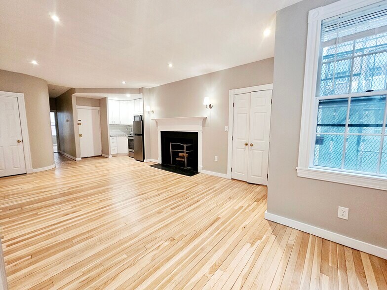 Building Photo - 82 Phillips St