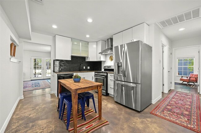 Building Photo - 8415 Bowling Green Dr