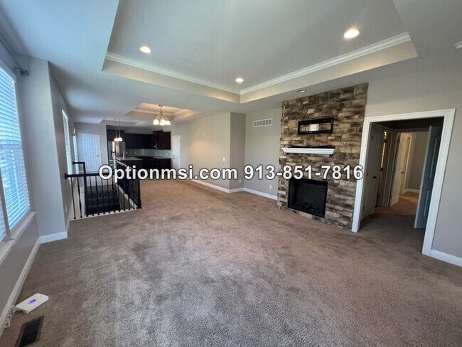 Building Photo - Blue Valley Townhome!