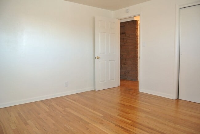 Building Photo - 2 bedroom/1 bathroom