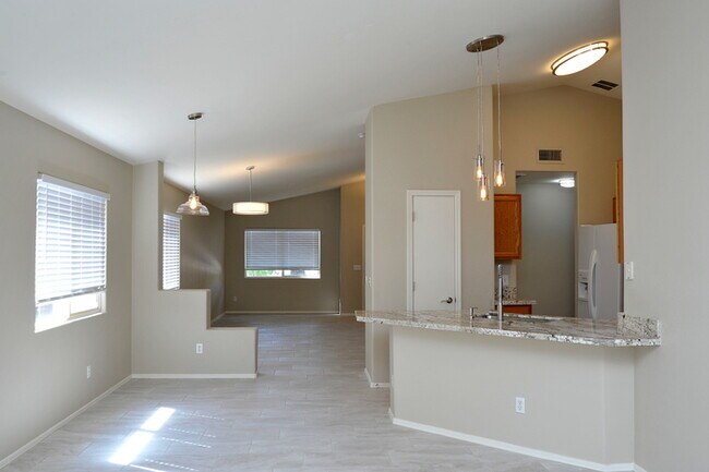 Building Photo - All tile 4 bedroom home in Oro Valley!