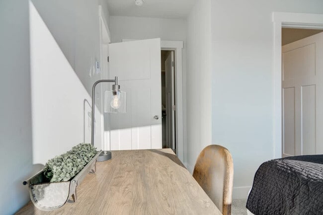 Building Photo - 5242 Fallon St