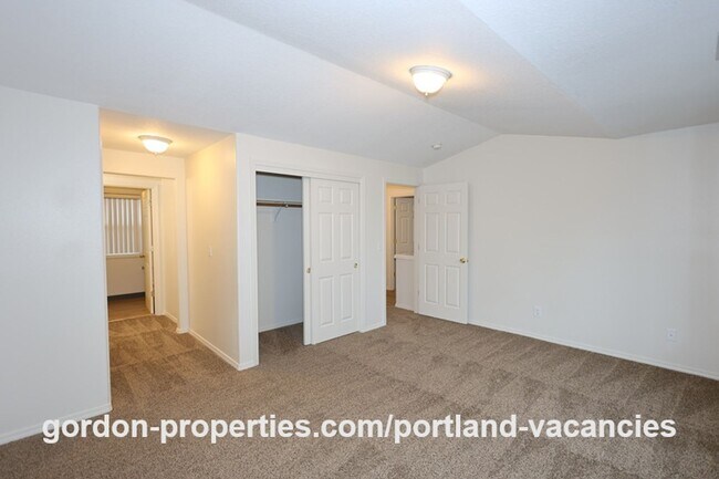 Building Photo - SE 73rd Ave - 3 bedroom townhouse in Mt Scott-Arleta neighborhood