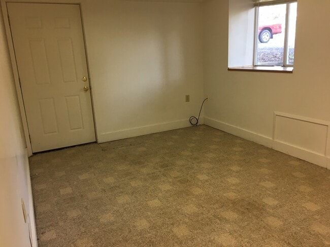 Building Photo - 6 Bedroom House near Downtown and Universi...