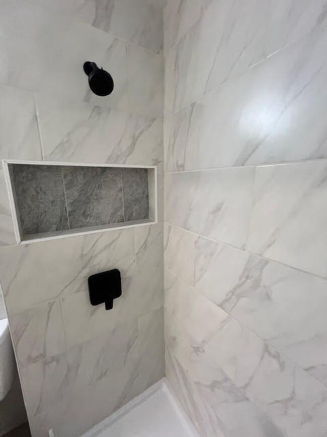 Building Photo - Charming, Fully Renovated 2-Bedroom in West Columbia