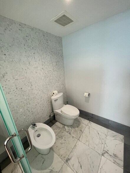 Building Photo - 200 Biscayne Boulevard Way