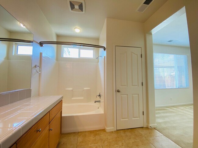 Building Photo - $2,250 International & Chestnut 3 Bed - N....