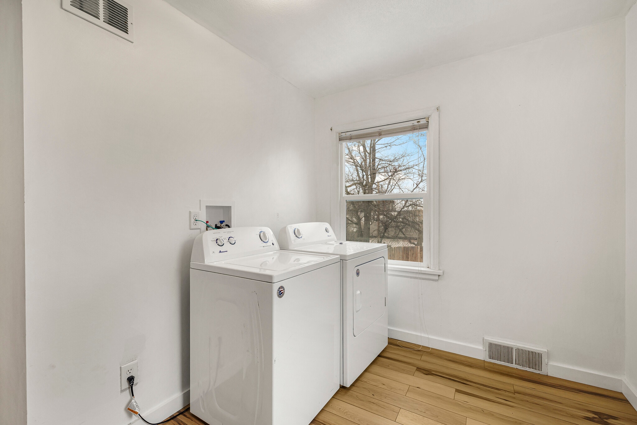 Building Photo - 225 E 2nd S