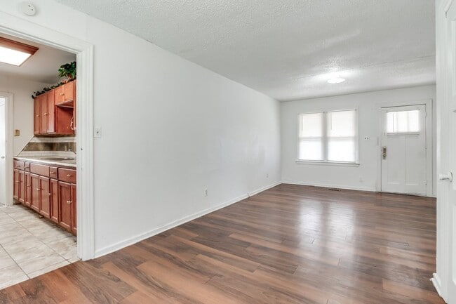 Building Photo - Remodeled three bed/one bath home in the heart of Carverdale