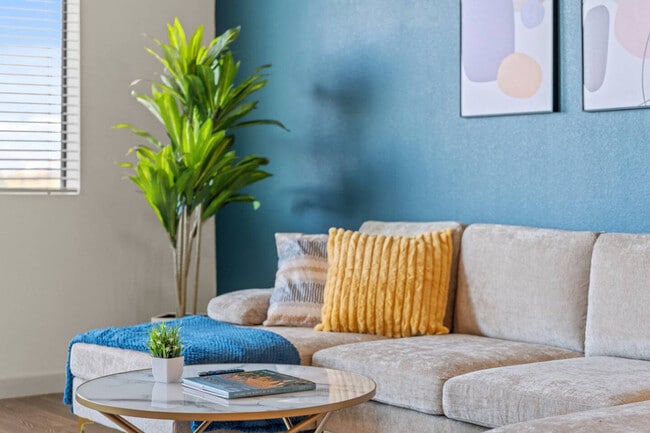 Building Photo - 711 W Broadway Rd